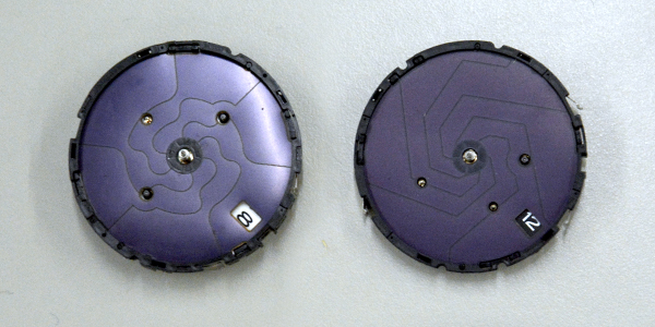 OCW-G1000（左）とOCW-S3400の文字板の質感の違い